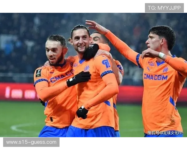 特写：马赛球员庆祝战胜尼斯，紧追积分榜领头羊