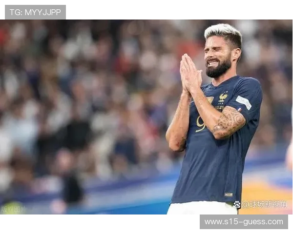 里尔小球迷场边举牌：吉鲁是我的英雄，获球衣回赠