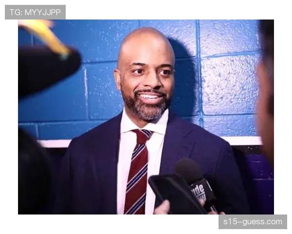 洛杉矶火花队主教练因家庭原因暂时离队，由首席助教代理指挥